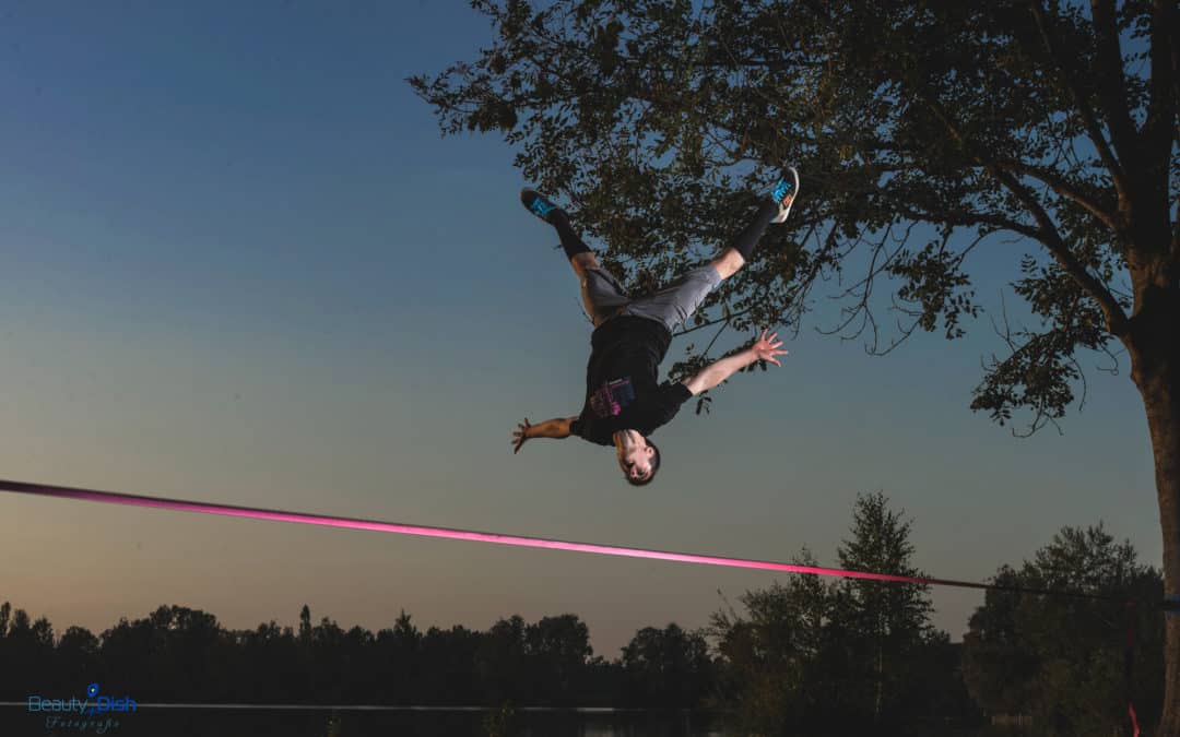 onetotwo Moritz Hamberger mit einem Backflip am Laupheimer Baggersee