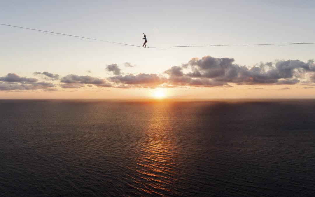 Slackline extrem: Auf 25 Millimetern über das Meer